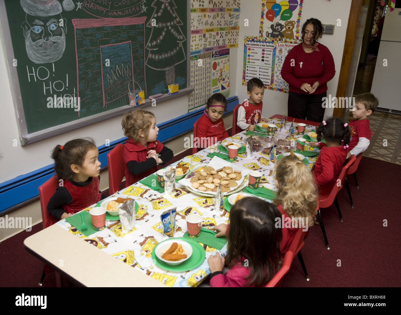 Kindergarten und Pre-K-Programm im Stadtteil sehr multikulturellen Kensington in Brooklyn, New York. Weihnachts-Party. Stockfoto