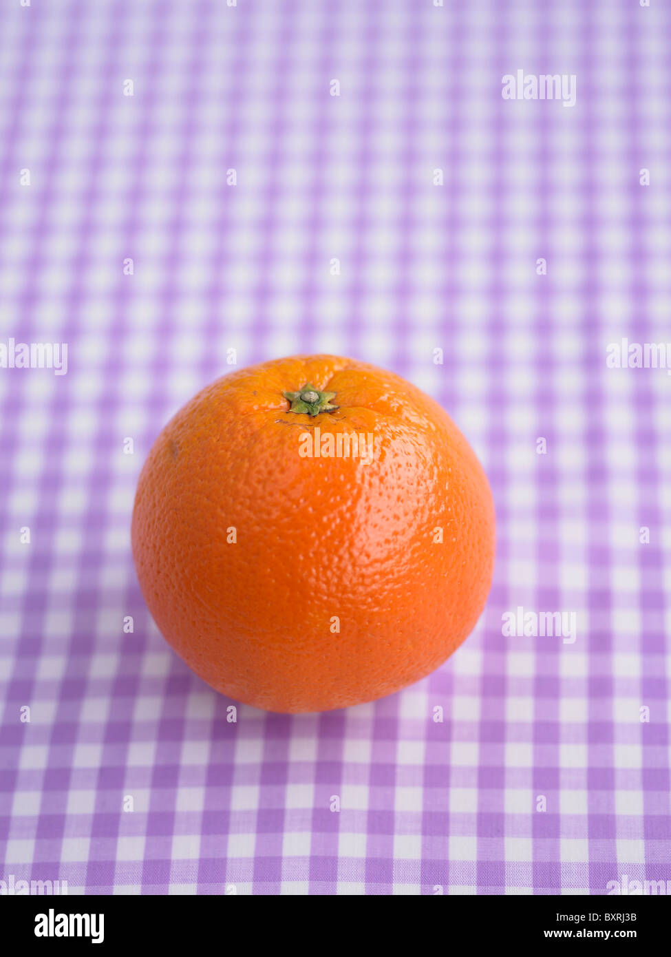 Orange auf lila karierte Fläche Stockfoto