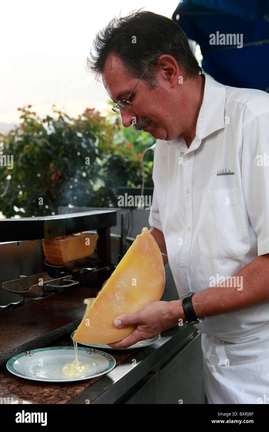 Raclettekäse wird aus genießen Sie im Restaurant Relais du Château im Château de Ville in Sierre, Schweiz Stockfoto