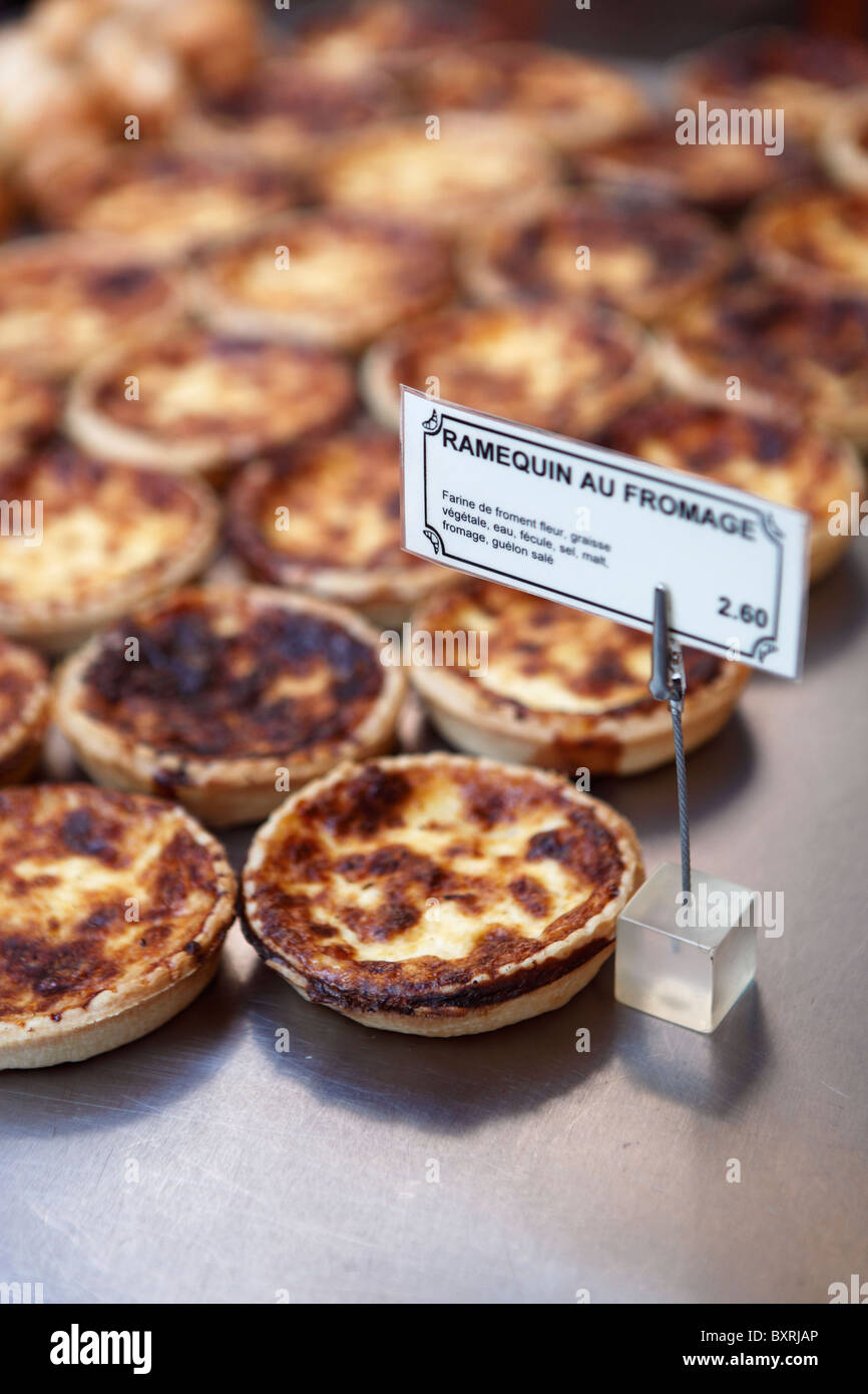 Wöchentlicher Markt verkaufen frisches Gebäck und lokale Produkte Freitagmorgen auf Rue de Grand Pont in der alten Stadt Sion, Schweiz Stockfoto