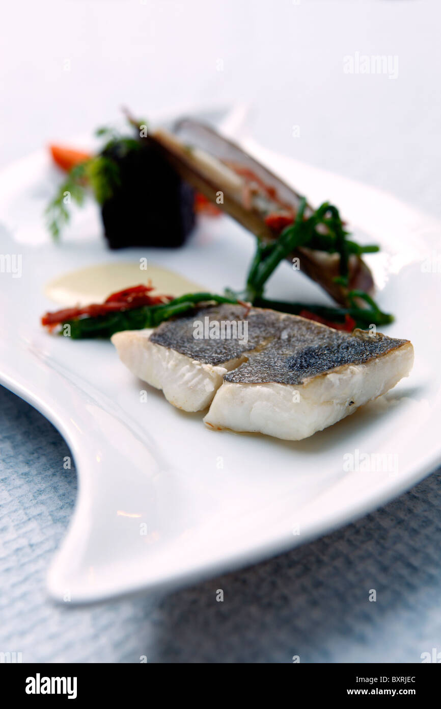 Dorade Fisch Gericht serviert im Restaurant Enclos de Valère in Sion, Schweiz Stockfoto