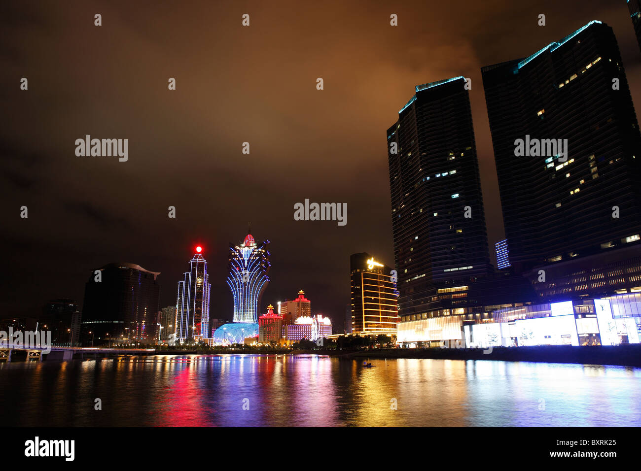 Die hellen Lichter der Casinos, Hotels und Geschäfte spiegelt sich im Wasser des Nam Van-See, Macau Stockfoto