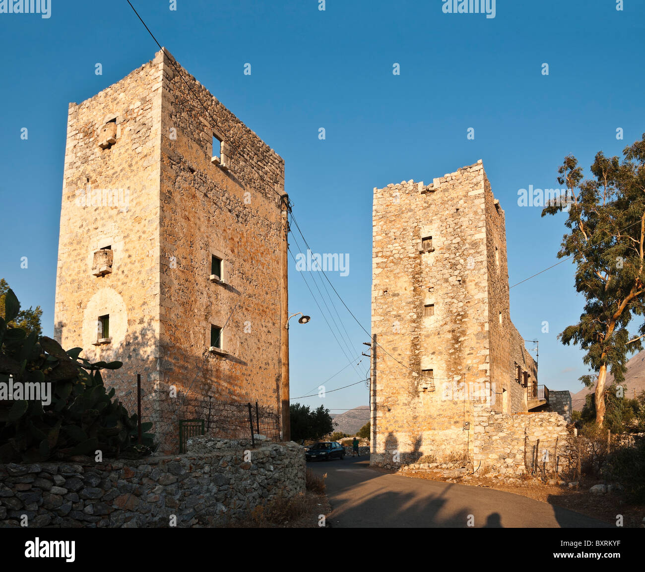 Stein-Turm-Häuser im Dorf Katagiorgis, im tiefen Mani, südlichen Peloponnes, Griechenland. Stockfoto