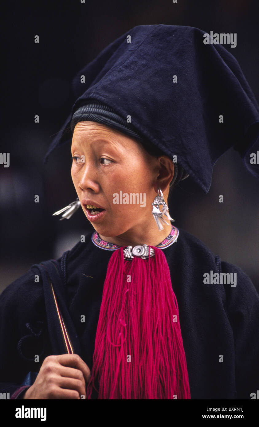 Schwarz-Dao Minderheit Frau mit typischen Kopfbedeckungen. Binh Lu, Lai Chau Provinz, Nord-Vietnam. Stockfoto