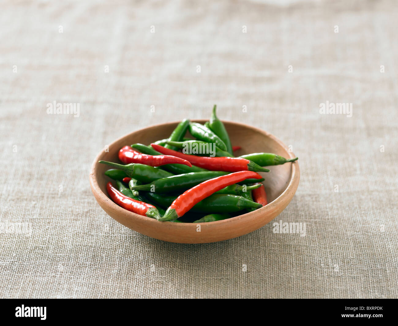 Schale mit roten und grünen Chilischoten Stockfoto