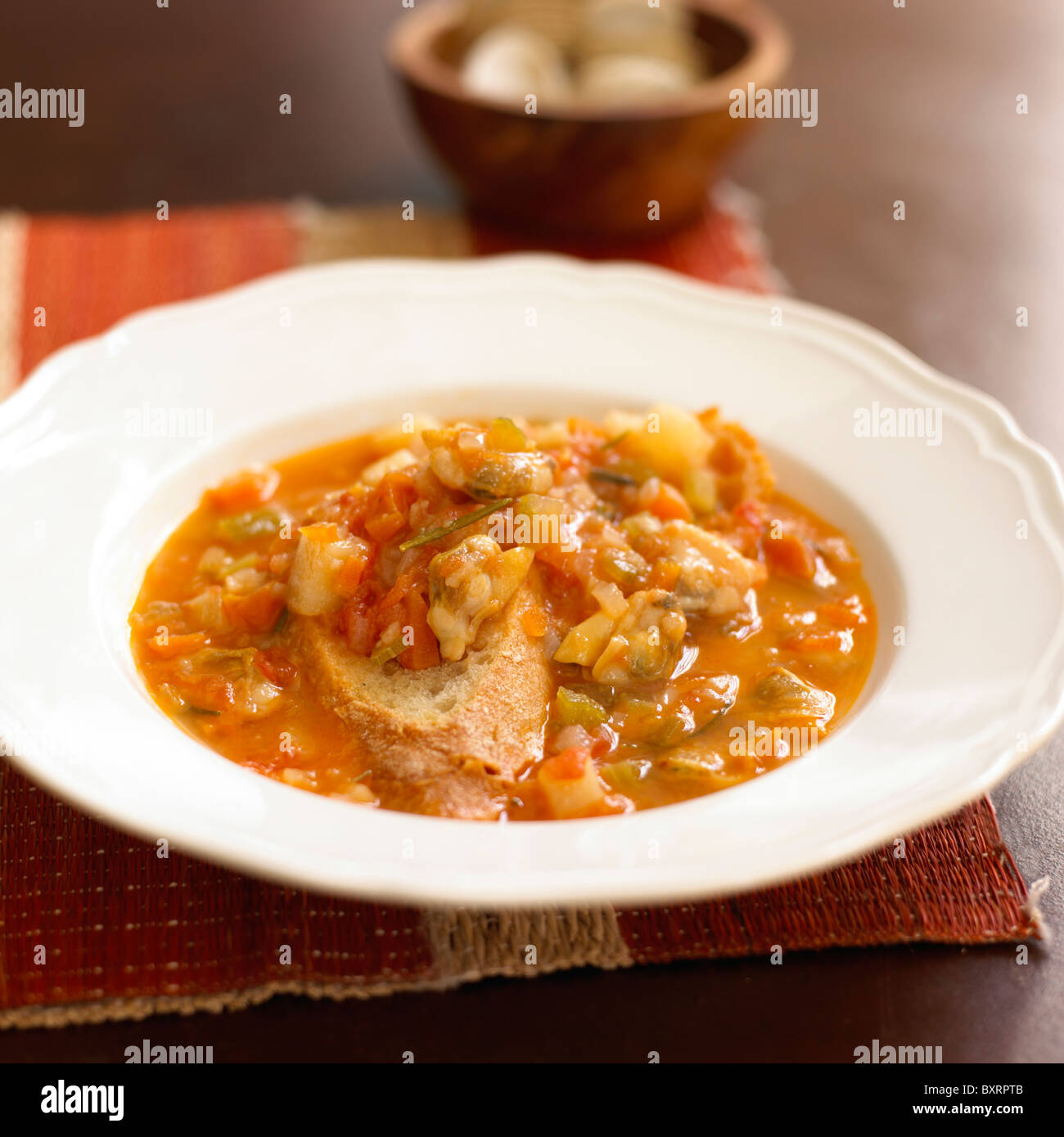 Klobige Kartoffel-Muschel Suppe mit knusprigem Brot Stockfoto