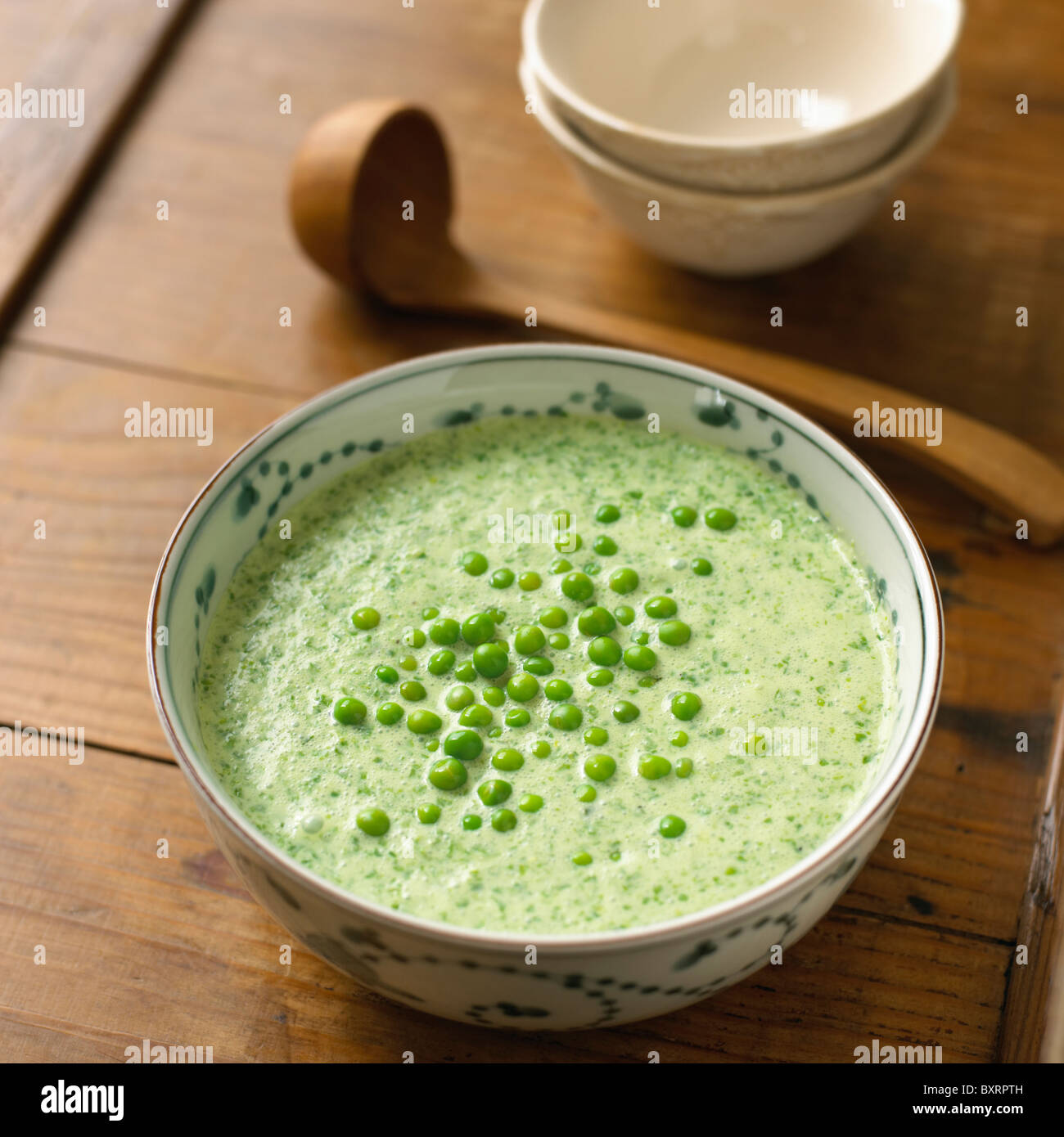 Gekühlte Salat Suppe in eine Schüssel mit Erbsen an der Spitze Stockfoto