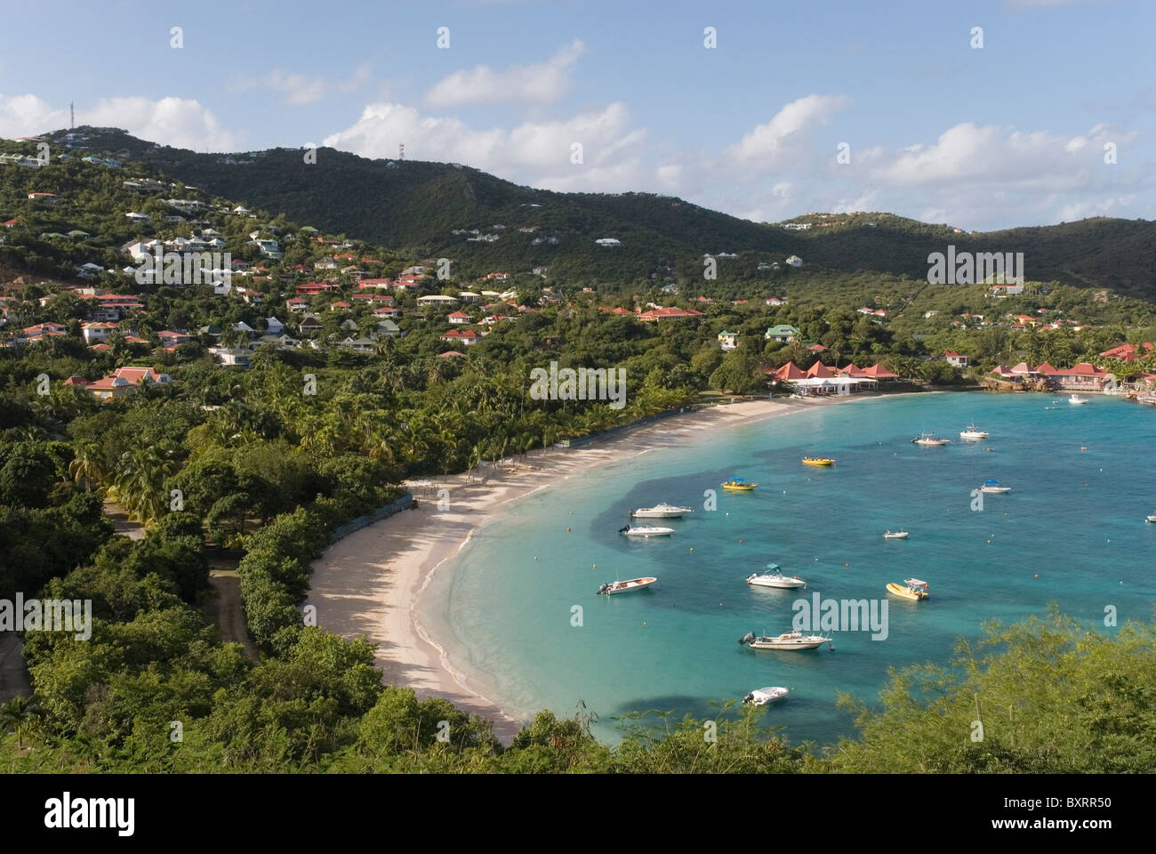 Karibik, Leeward-Inseln, St. Barthelemy, Baie de St Jean, Blick auf Strand mit Berg Stockfoto