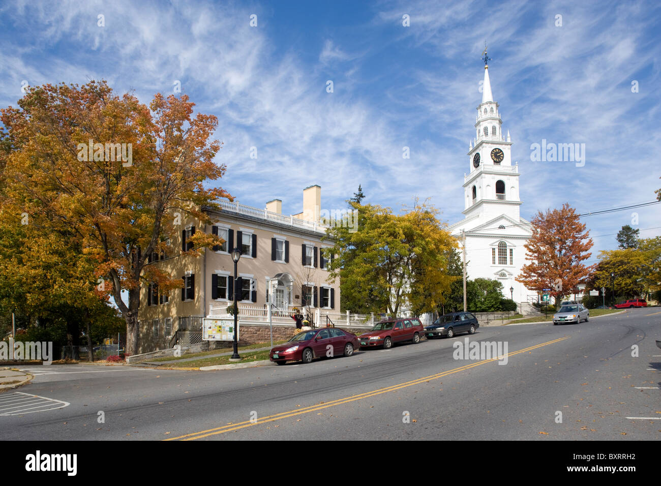 Vermont, Middlebury, grünen Bergen, Blick auf Autos auf Hauptstraße und Kirche im Hintergrund Stockfoto