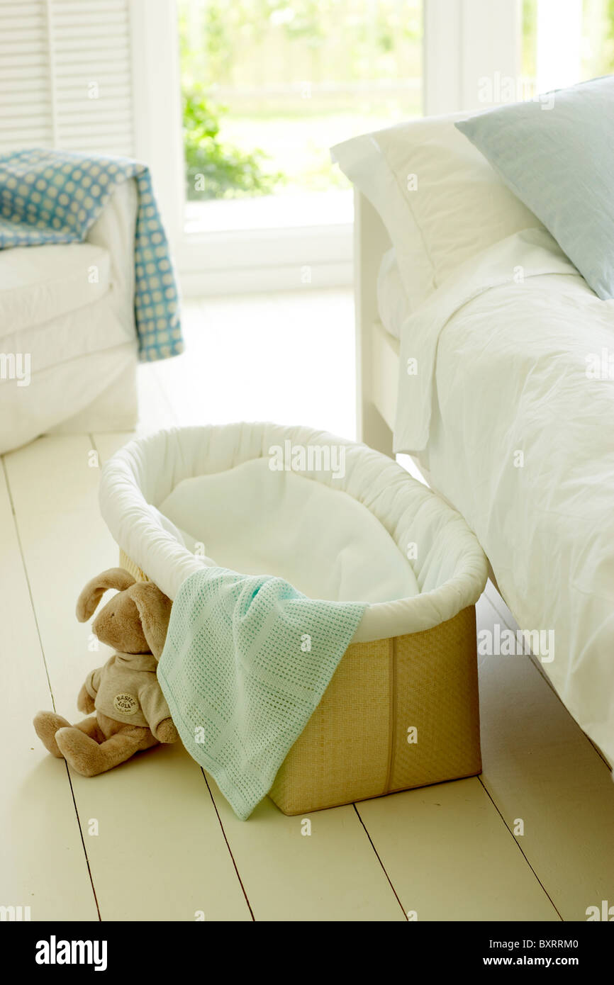 Baby Körbchen neben Bett Stockfotografie - Alamy