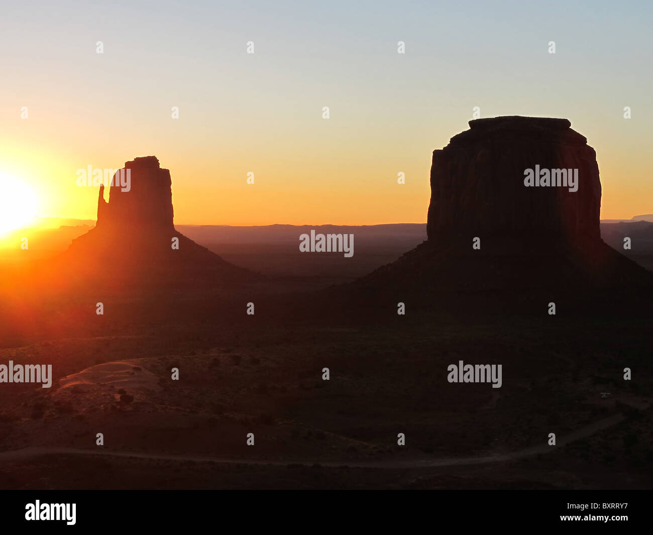 Mitten Butte Felsen bei Sonnenuntergang, Monument Valley Navajo Tribal Park, Arizona und Utah, Vereinigte Staaten von Amerika, Nordamerika Stockfoto