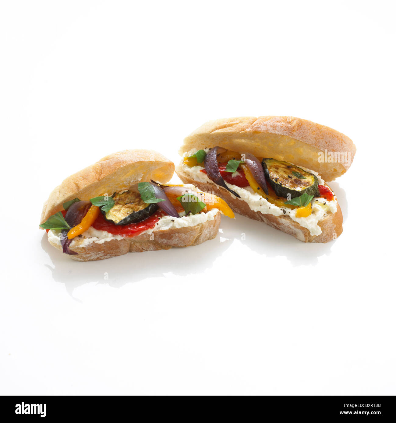 Gebratenes Gemüse und Frischkäse Sandwich auf Ciabatta-Brot Stockfoto