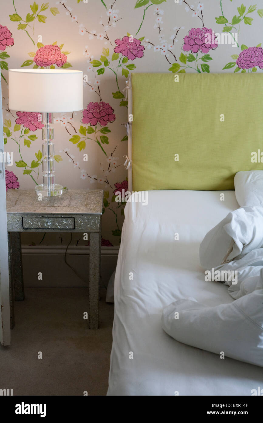 Schlafzimmer mit zerknitterten Bettdecke auf Bett Stockfoto