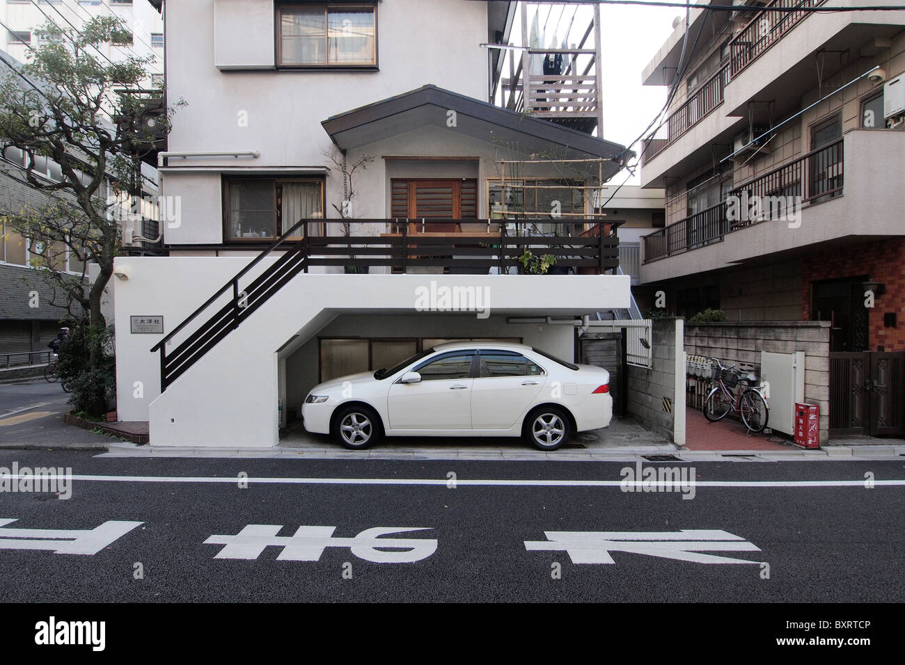 kompakte Wohnungsbau in Tokio Leben eng Stockfoto