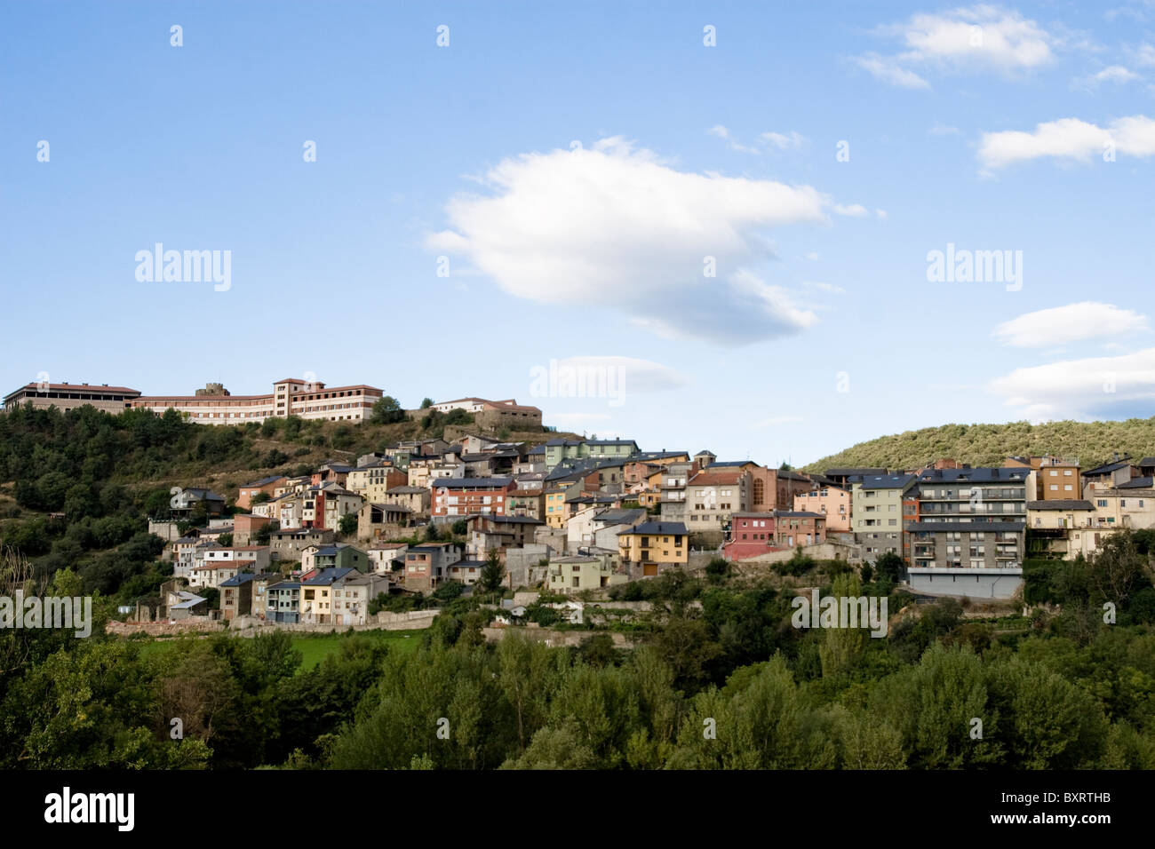 Spanien, katalanischen Pyrenäen, La Seu Urgell, Blick auf Wolken über dem Dorf Stockfoto