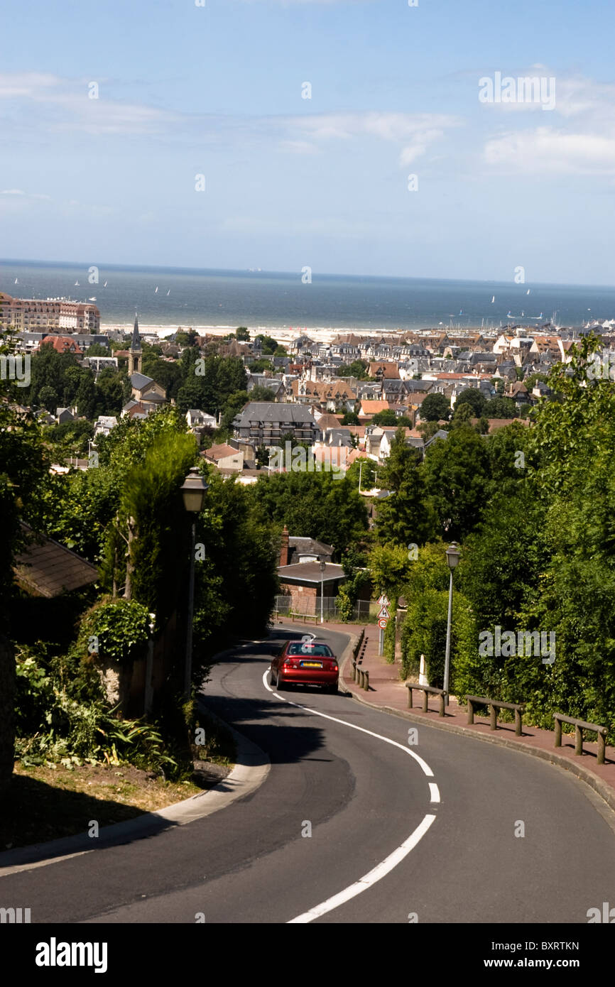 Frankreich, Normandie, Deauville, Auto auf der Straße in Richtung Stadt Stockfoto