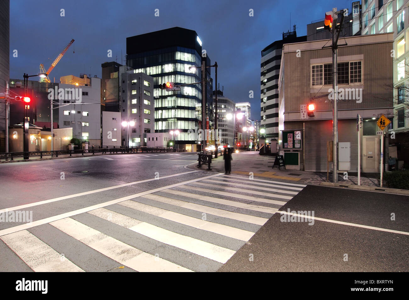 Zebrastreifen in der Nacht in einem verlassenen Viertel der Innenstadt von Tokio Japan Stockfoto
