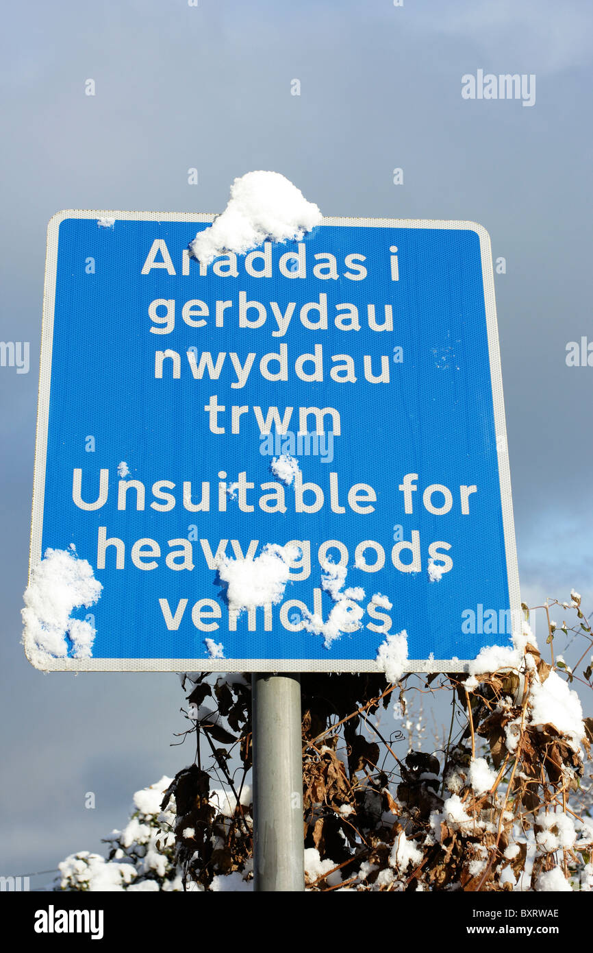 Eine schneebedeckte Verkehr Warnung eine ungeeignete Straße für den Schwerlastverkehr zu unterzeichnen Stockfoto