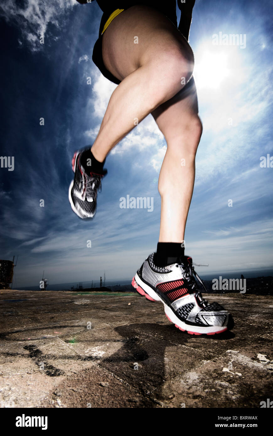 Männer mit harten Hintergrundbeleuchtung springen Stockfoto