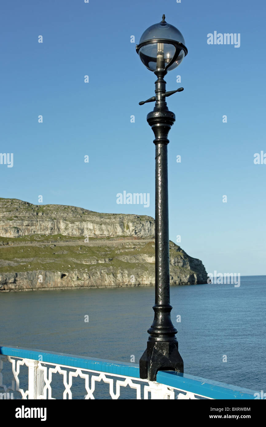 Eine viktorianische Lampe auf dem Pier in Llandudno, North Wales, mit den Great Orme im Hintergrund Stockfoto