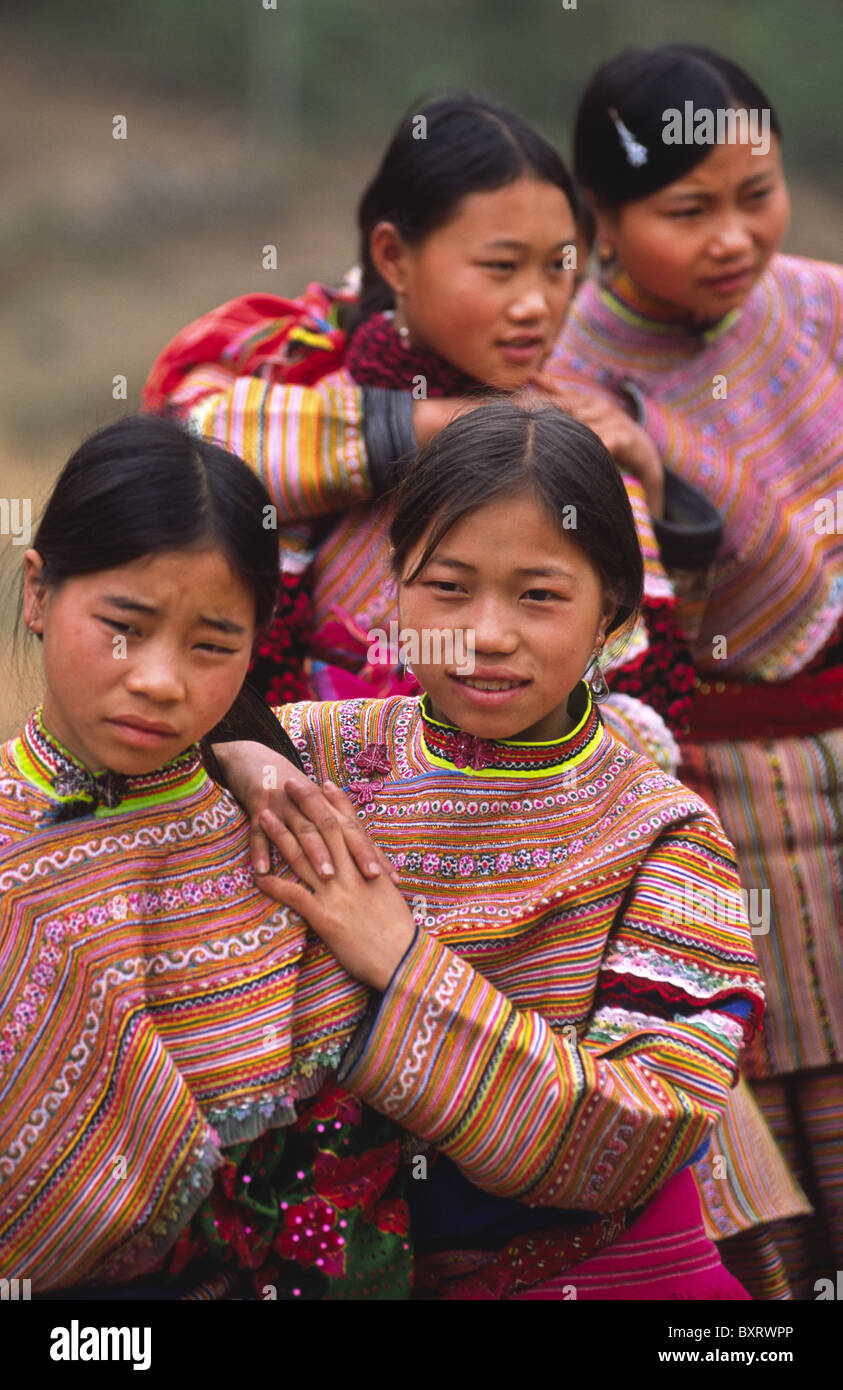 Mädchen aus der Flower Hmong-Minderheit können Cau Markt, in der Nähe von Bac Ha. Lao Cai Provinz, Nord-Vietnam. Stockfoto