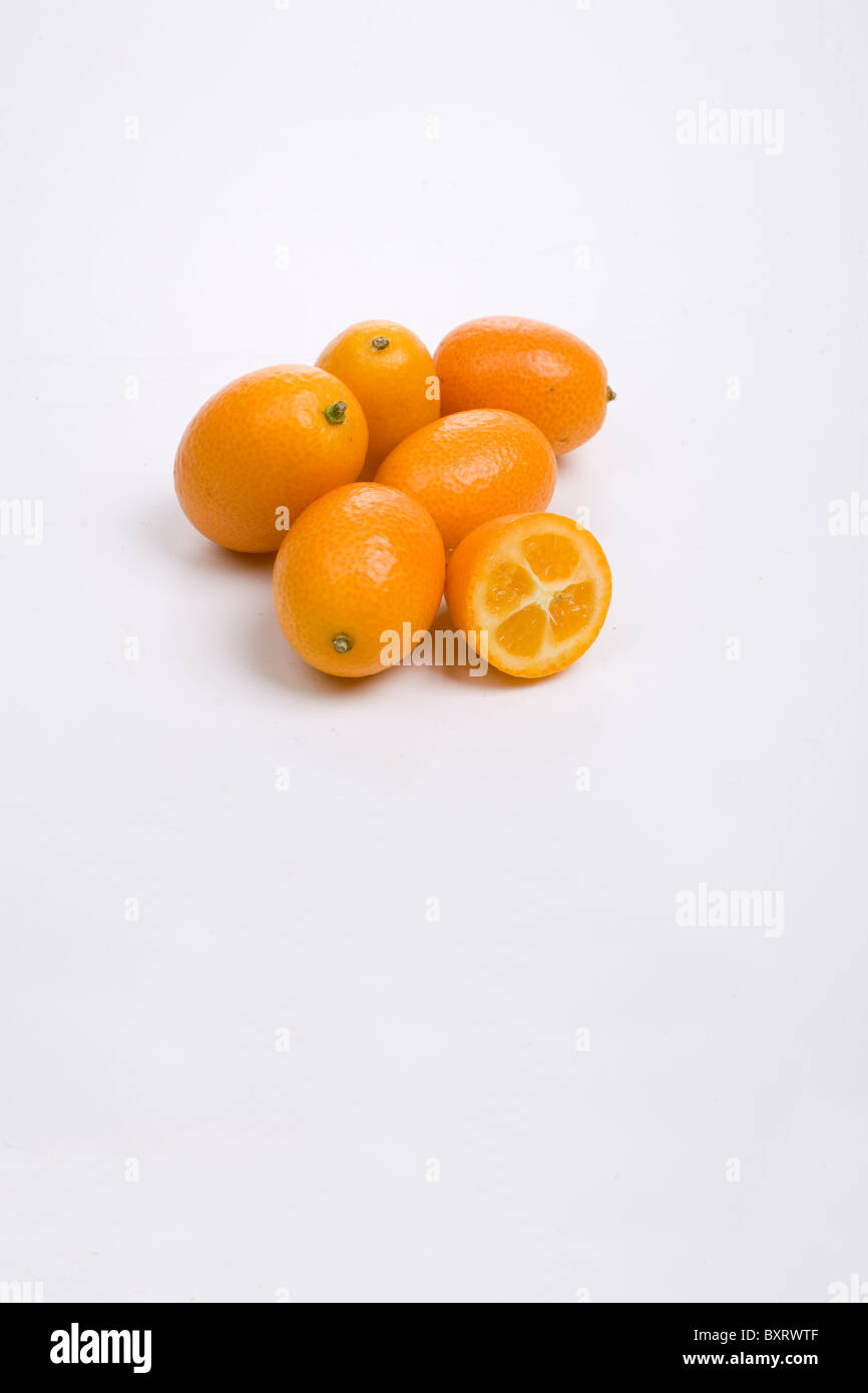 Kumquats auf weißem Hintergrund Stockfoto