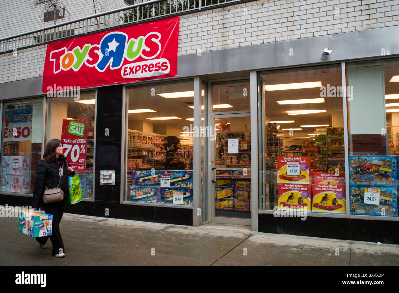 Post-Weihnachtsgeschäft im Toys R Us Express Store im Stadtteil East Village in New York Stockfoto