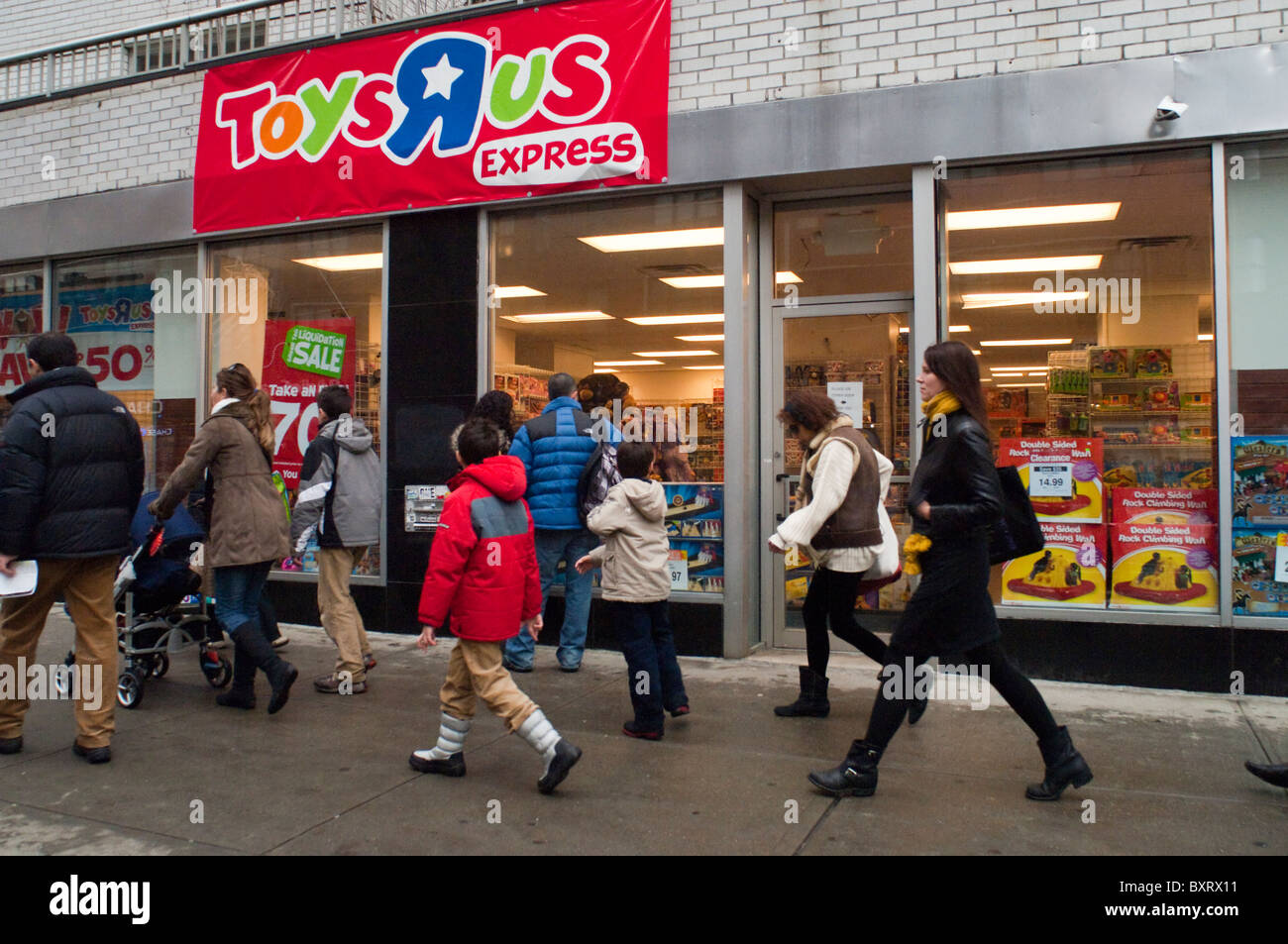 Post-Weihnachtsgeschäft im Toys R Us Express Store im Stadtteil East Village in New York Stockfoto