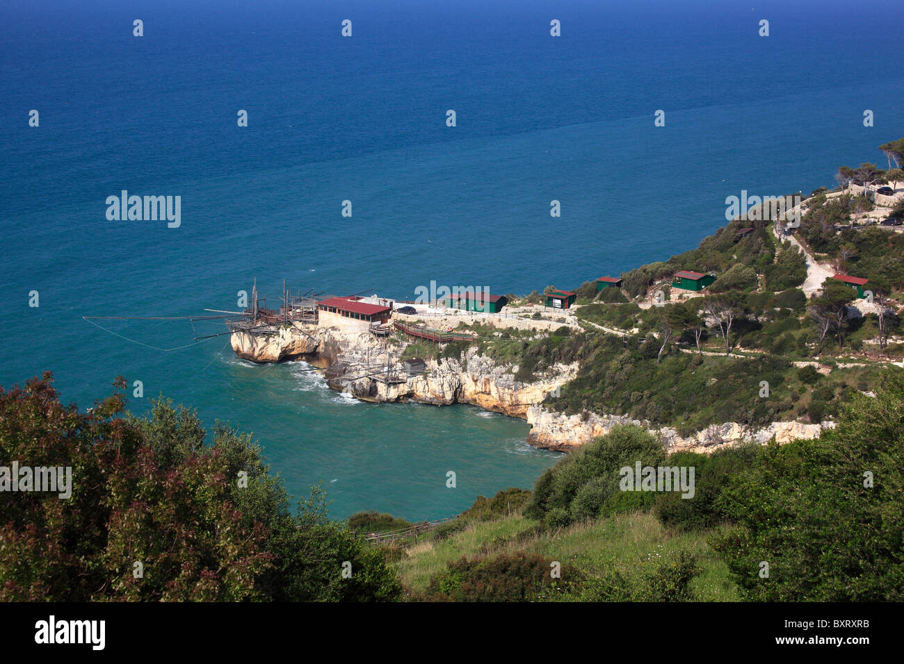 Trabucco zum Angeln von Monte Pucci, Peschici, Gargano Promontory Nationalpark Gargano, Apulien, Italien Stockfoto