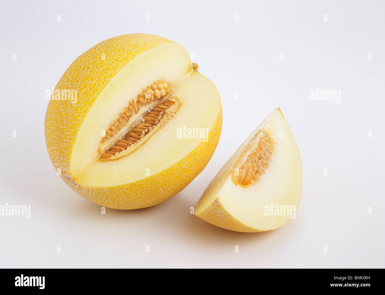 Galia Melone mit Scheibe in weißem Hintergrund Stockfoto