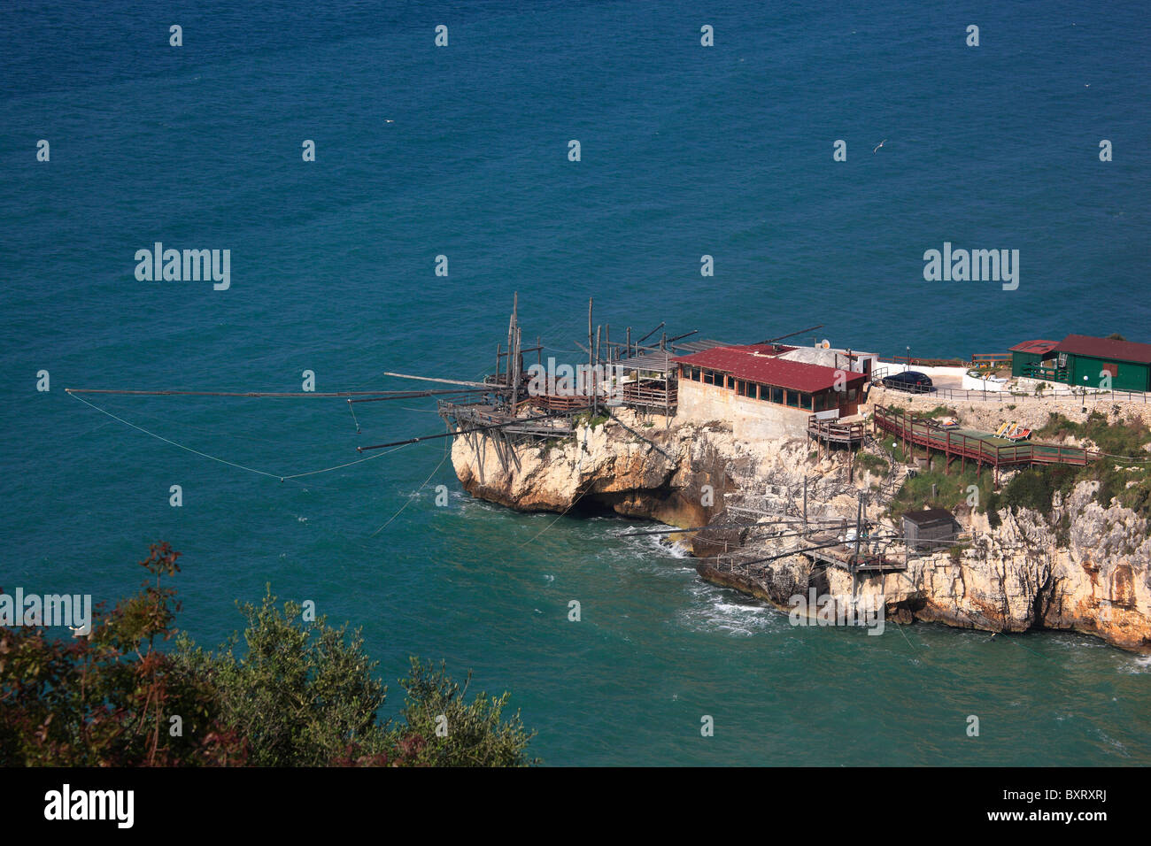 Trabucco zum Angeln von Monte Pucci, Peschici, Gargano Promontory Nationalpark Gargano, Apulien, Italien Stockfoto