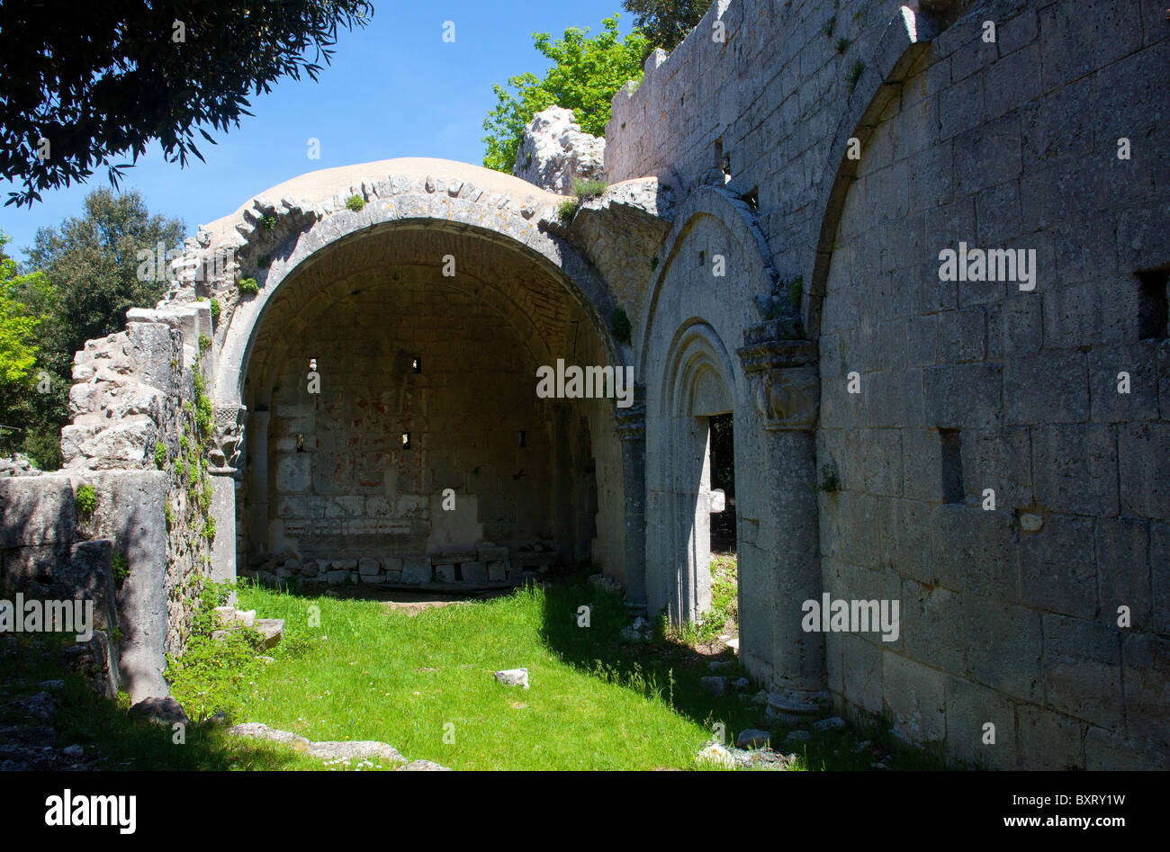 Ruinen der Benediktiner-Abtei von Santissima Trinità, Monte Sacro, Mattinata Nationalpark Gargano, Apulien, Italien Stockfoto