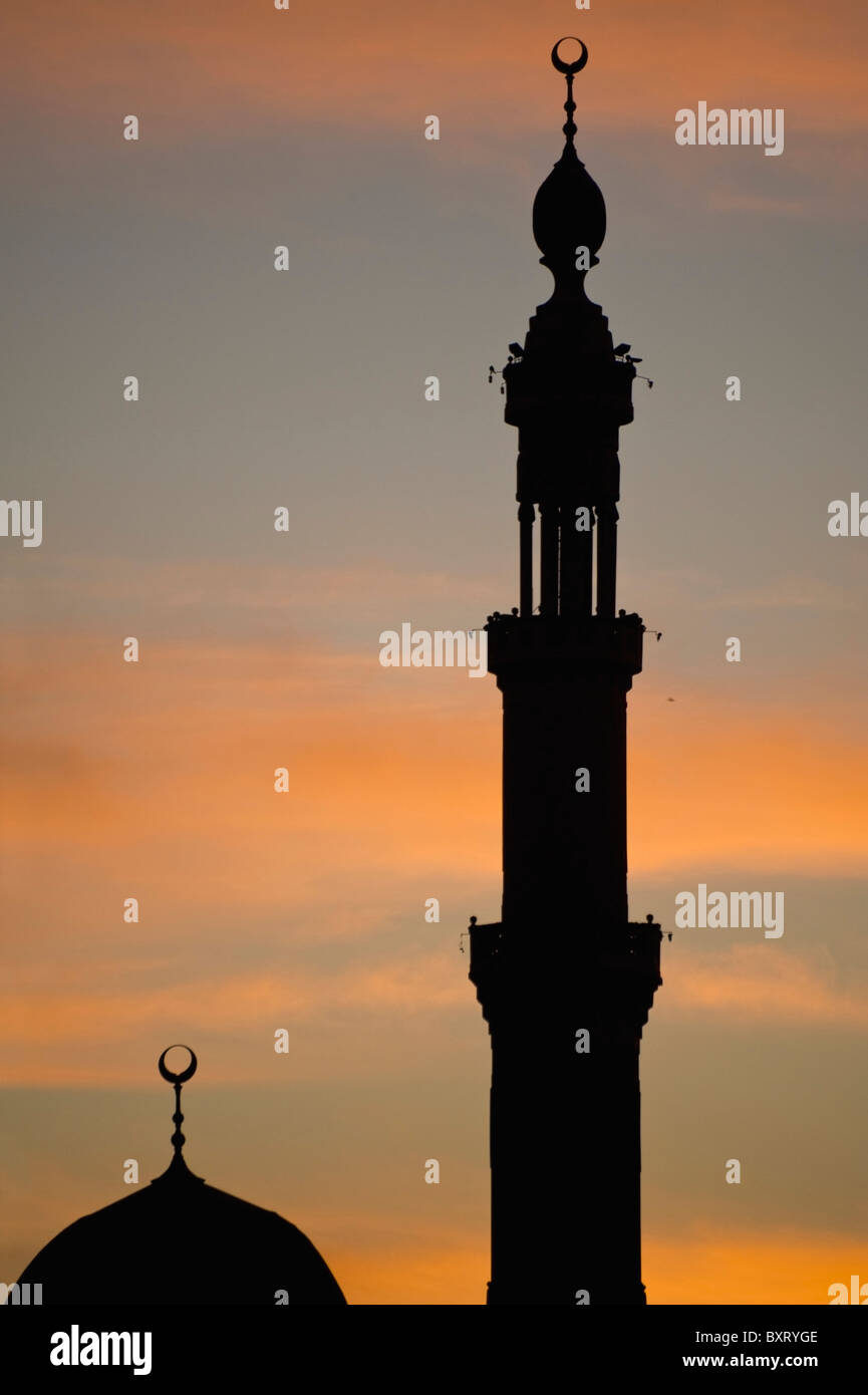 Silhouette der Moschee in der Morgendämmerung Stockfoto