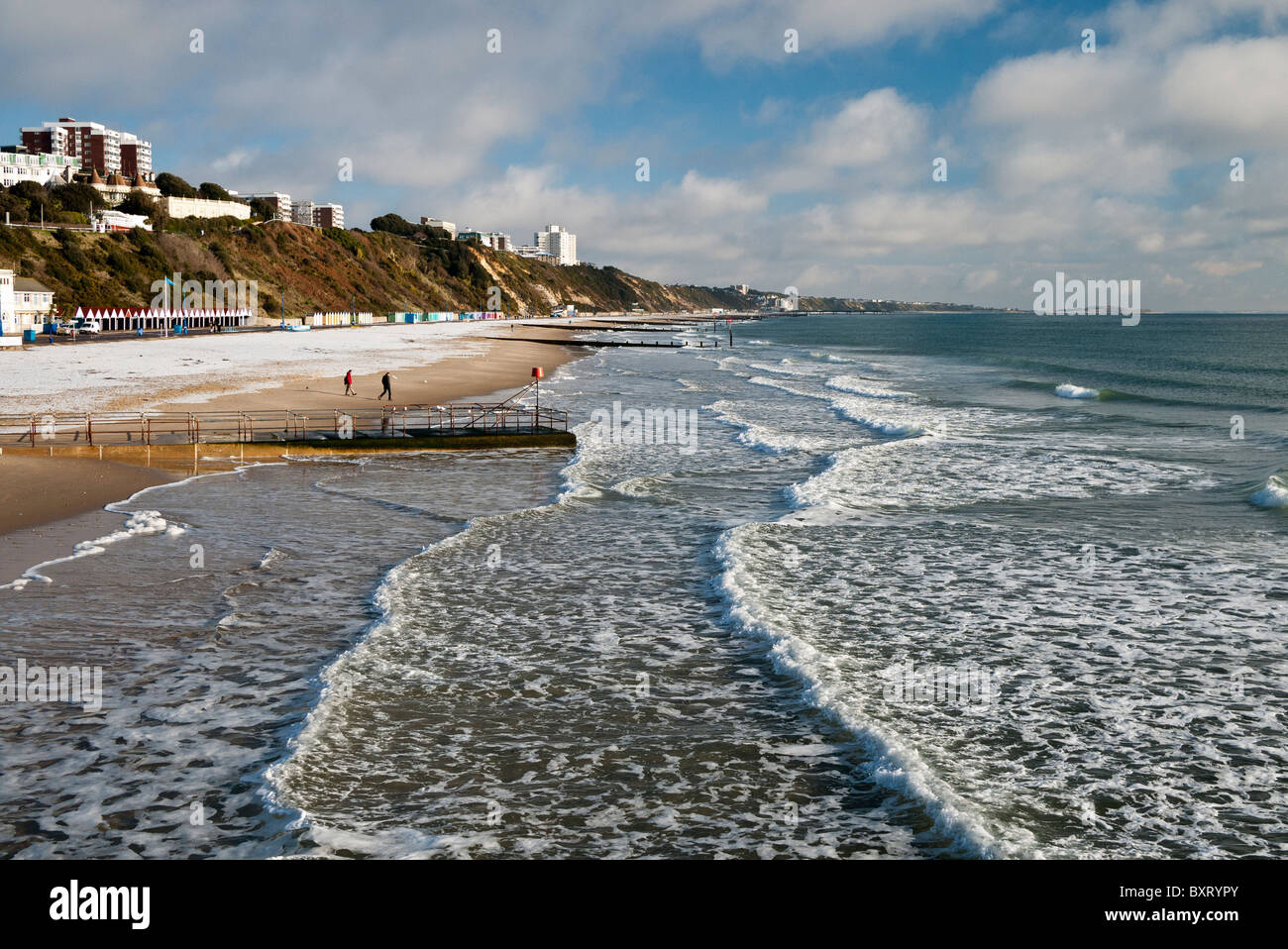 Bournemouth, Strand mit Wellen, Dorset, England, UK. Stockfoto