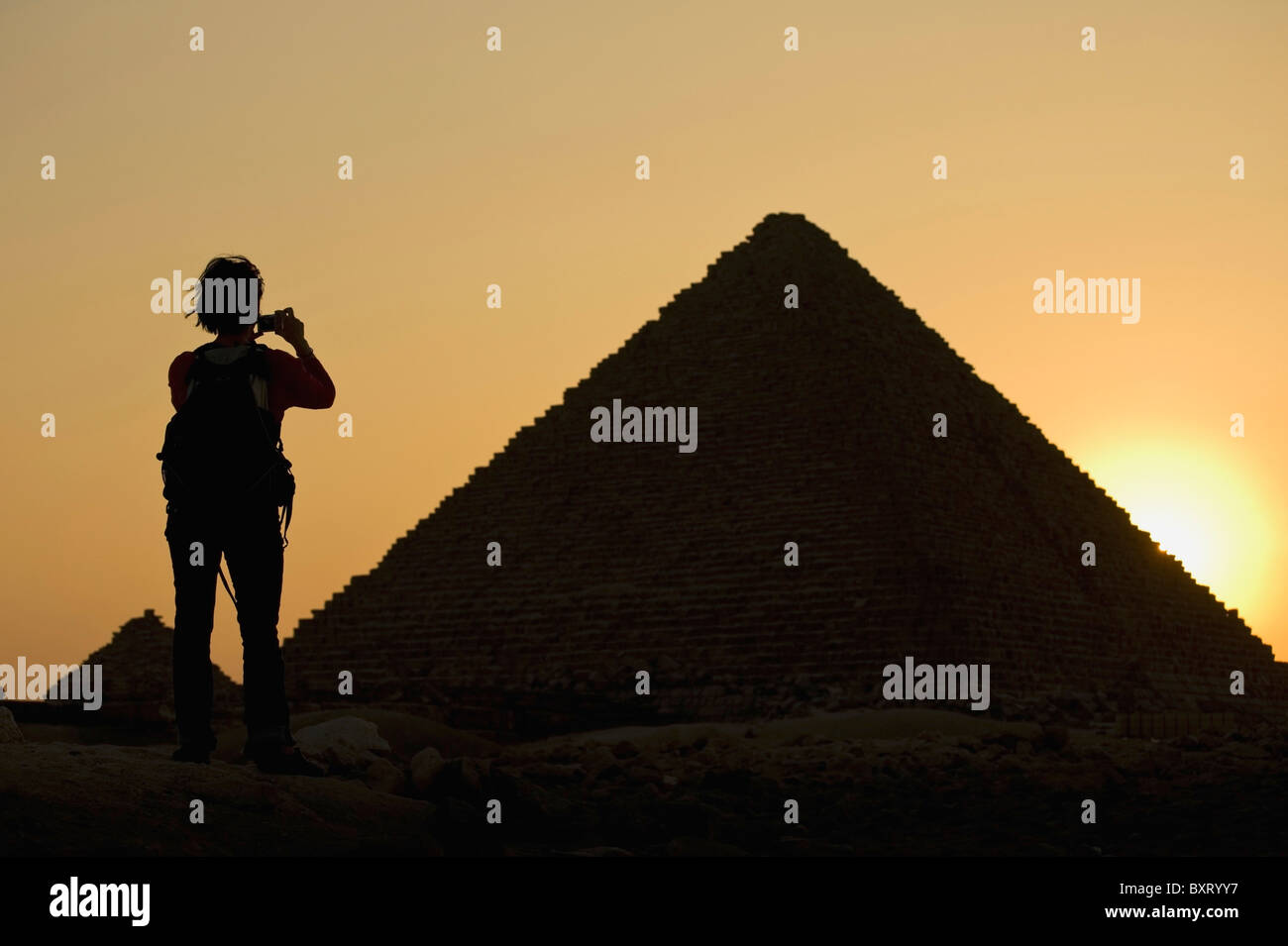Silhouette der Frau fotografieren Pyramiden in der Abenddämmerung Stockfoto
