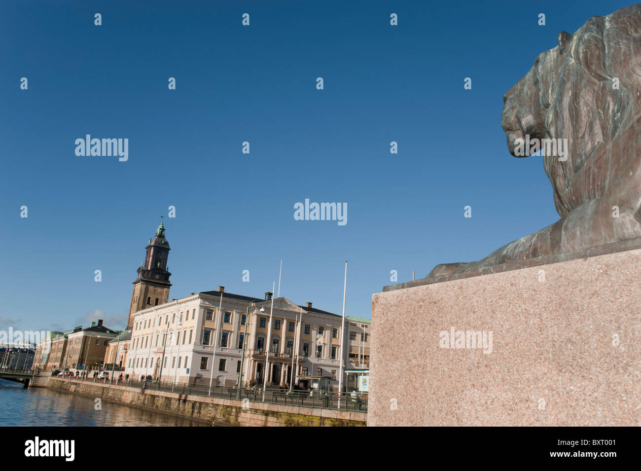 Göteborg, Schweden. Eine Statue eines Löwen blickt auf den Stora Hamnkanalen oder Stora Hamnøya Kanal im Zentrum Stadt. Stockfoto