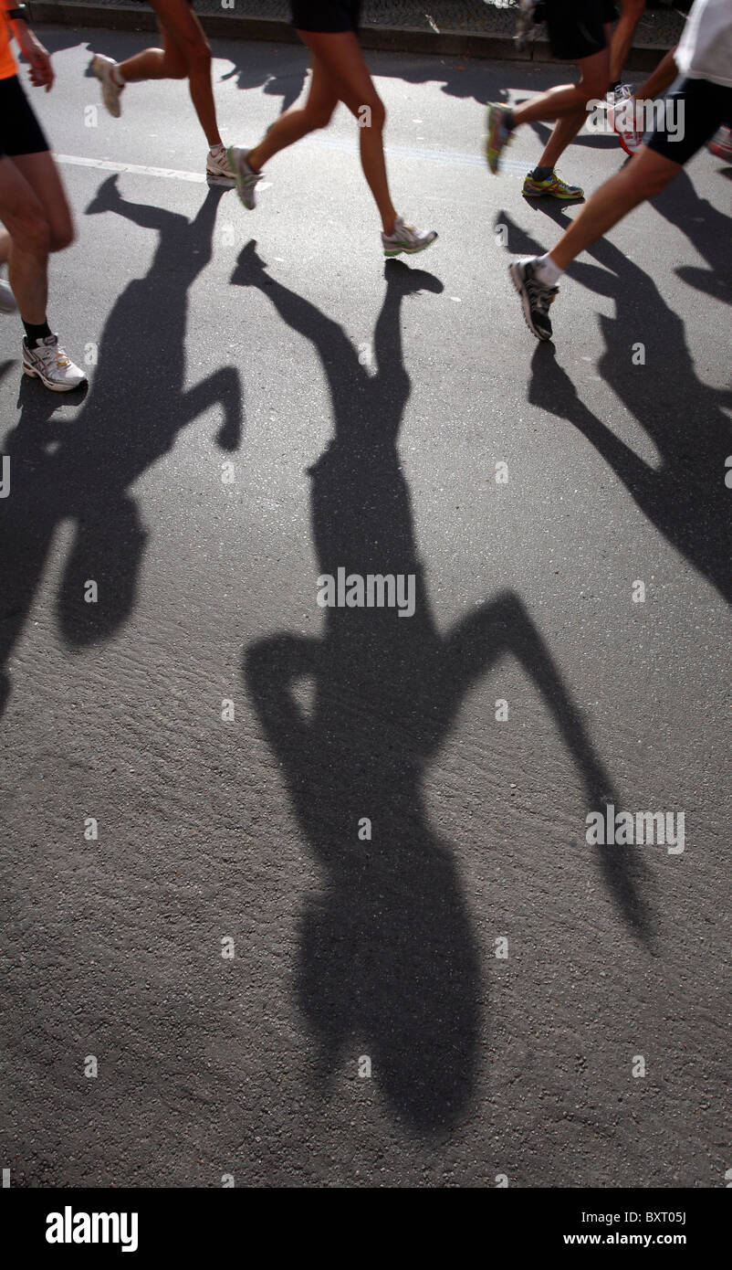 Marathonläufer, die Schatten werfen Stockfoto