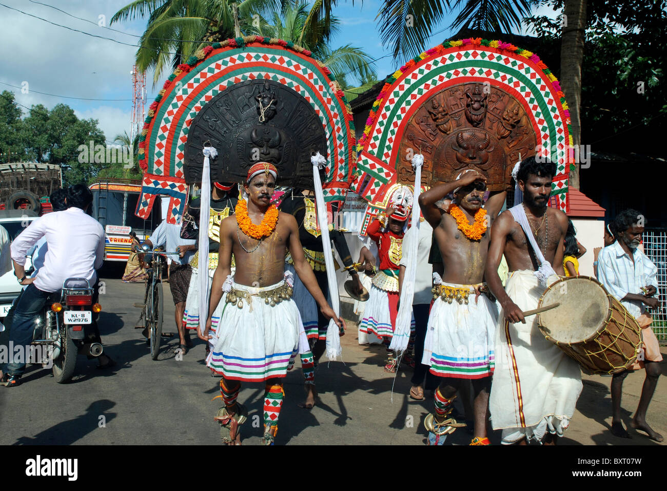 traditionelle Tänzer mit bunten Kostümen von einem Festival in Kerala, Indien Stockfoto