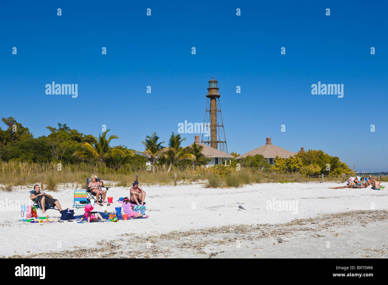 Menschen am Lighthouse Beach mit historischen Sanibel Licht auf Sanibel Island Florida Stockfoto