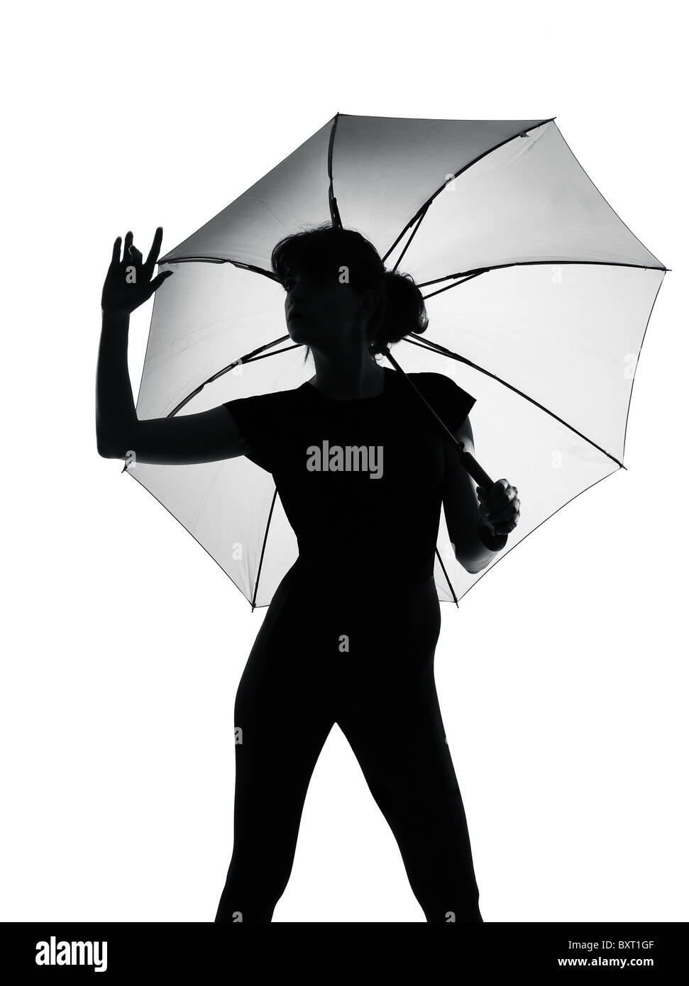voller Länge Silhouette im Schatten einer jungen Frau mit offenen Regenschirm im Studio auf weißen Hintergrund isoliert Stockfoto