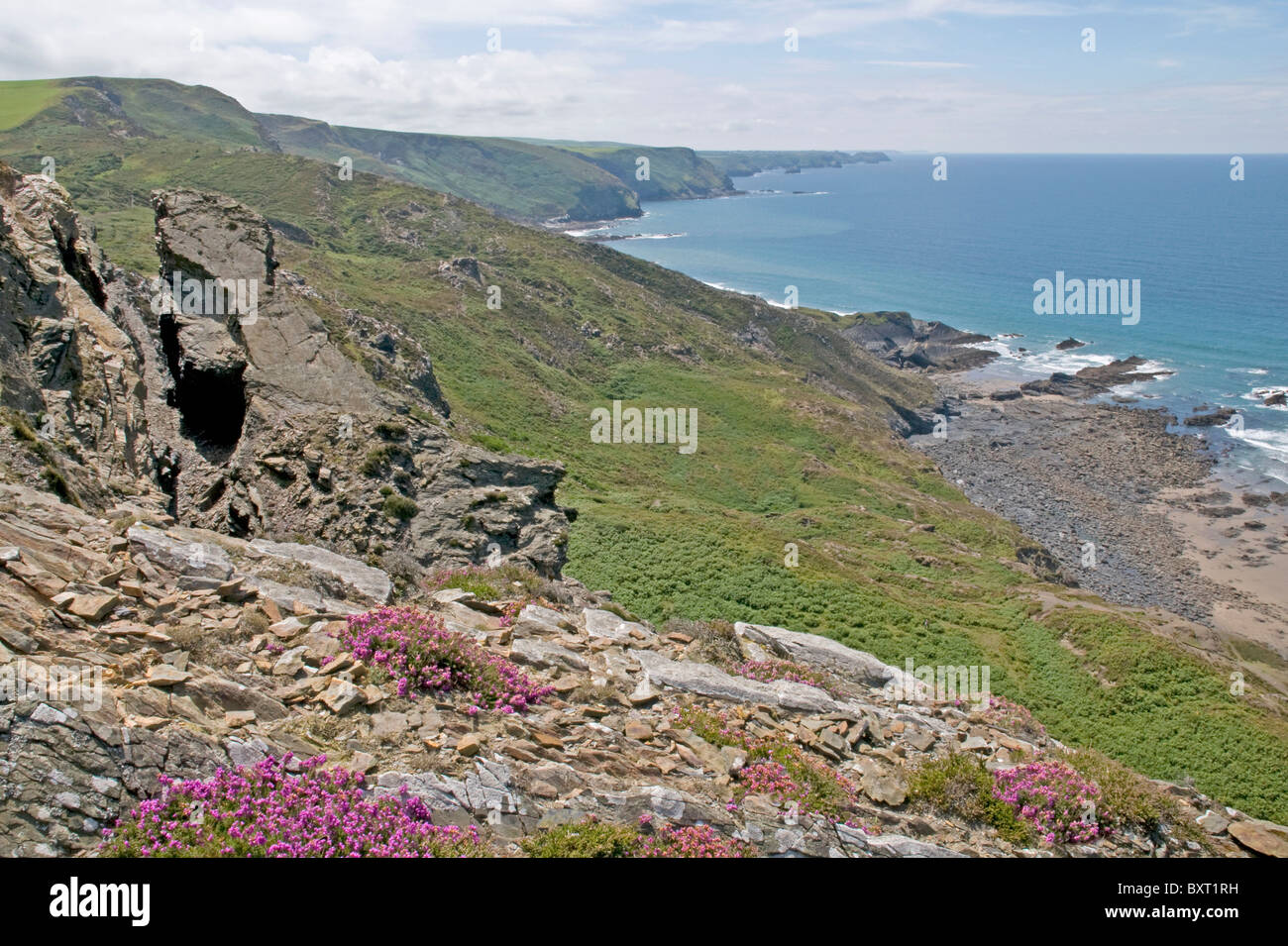 Die beeindruckende Nord Cornwall Küste in der Nähe von hohen Felsen, ein paar Meilen nördlich von Boscastle Stockfoto