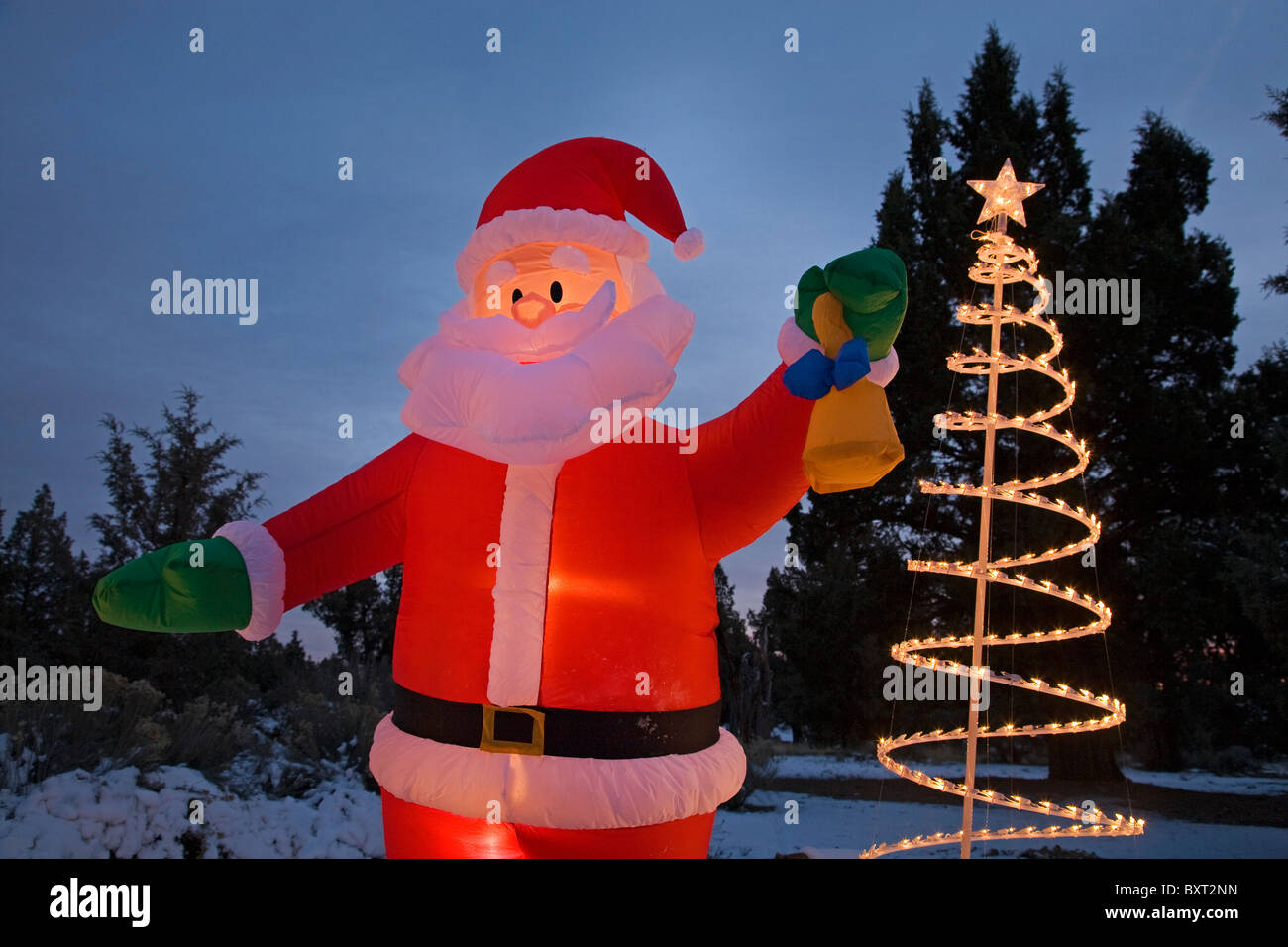 Santa Claus mit Weihnachtsbeleuchtung Stockfoto