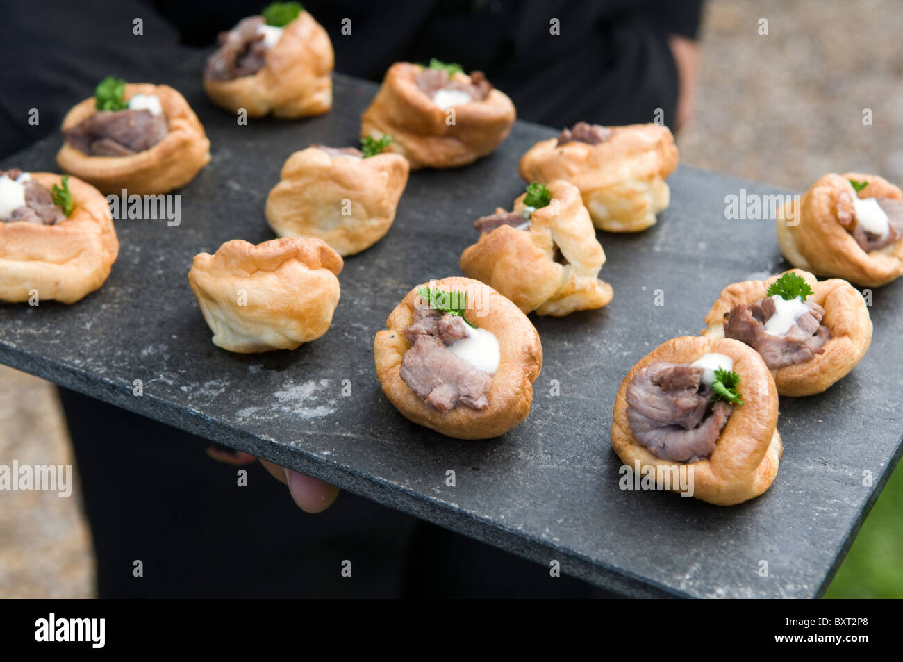 Rindfleisch und Yorkshire Pudding Kanapees mit Meerrettichsauce auf einer Tafel Serviertablett Stockfoto