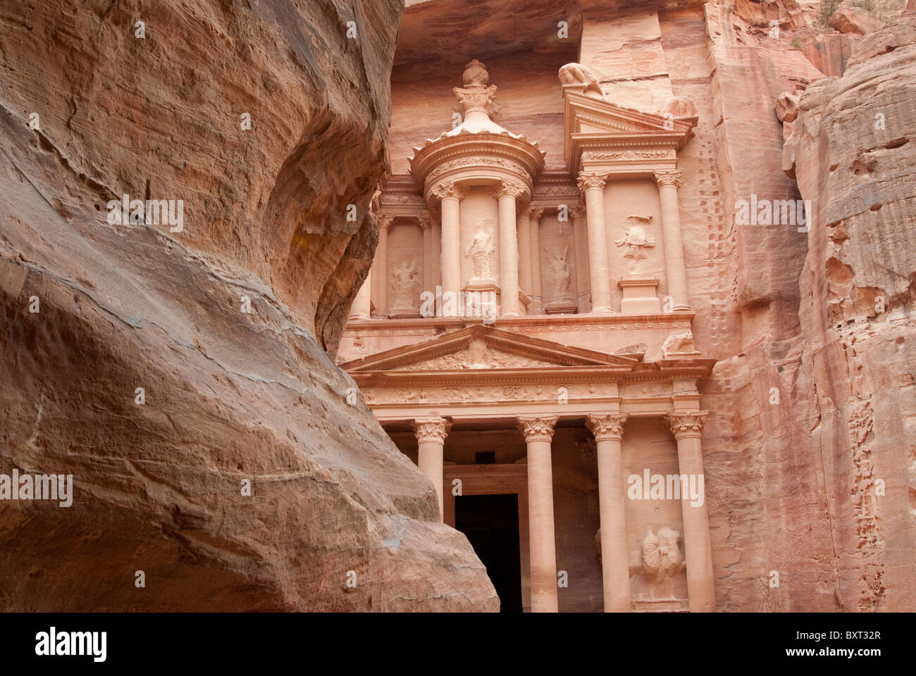 Blick auf "die Schatzkammer", Petra, Jordanien, als ein Ausgänge aus den Siq Stockfoto