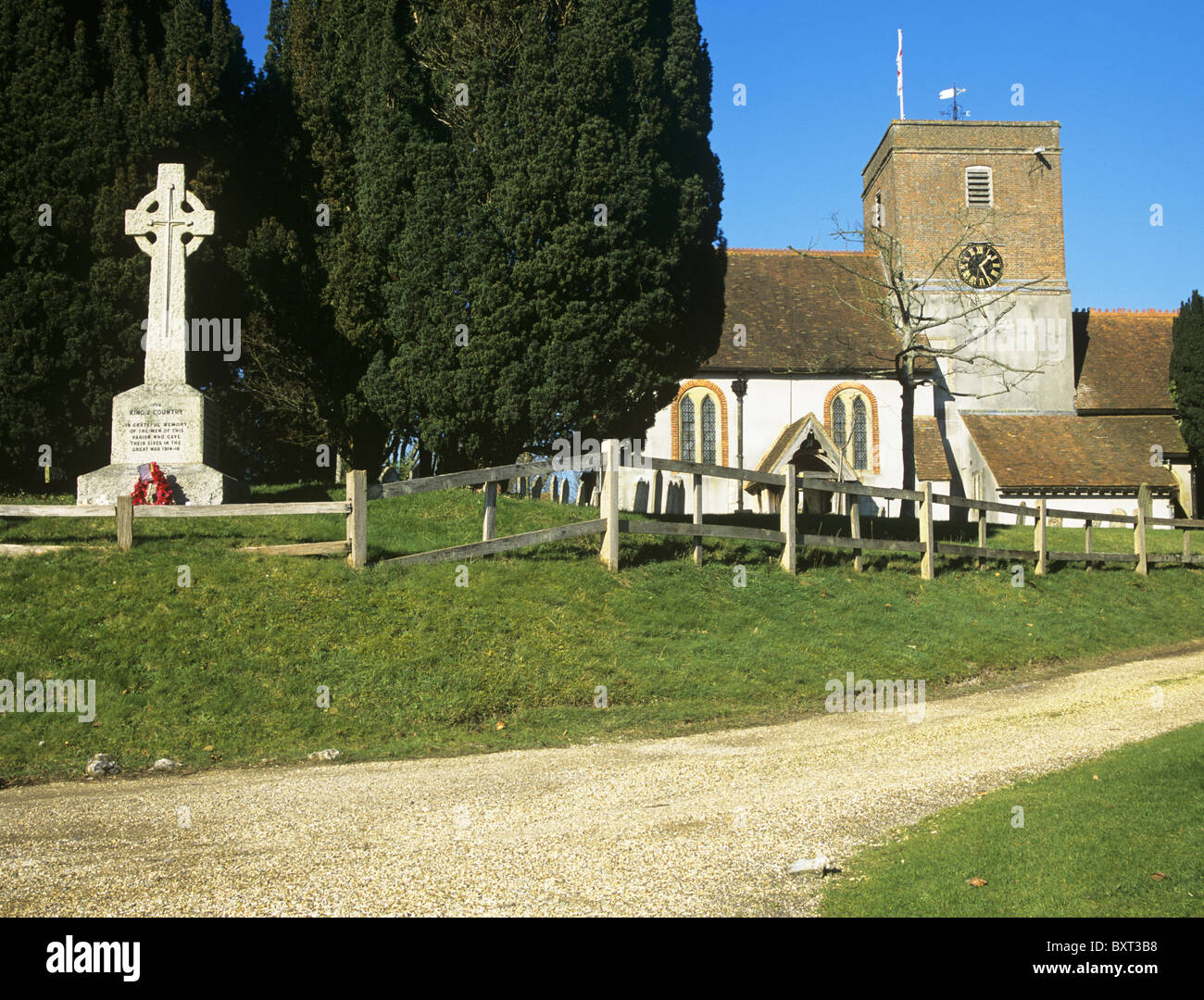 Upton grau Hampshire England UK St. Marien Kirche mit Kriegerdenkmal auf dem Kirchhof Stockfoto