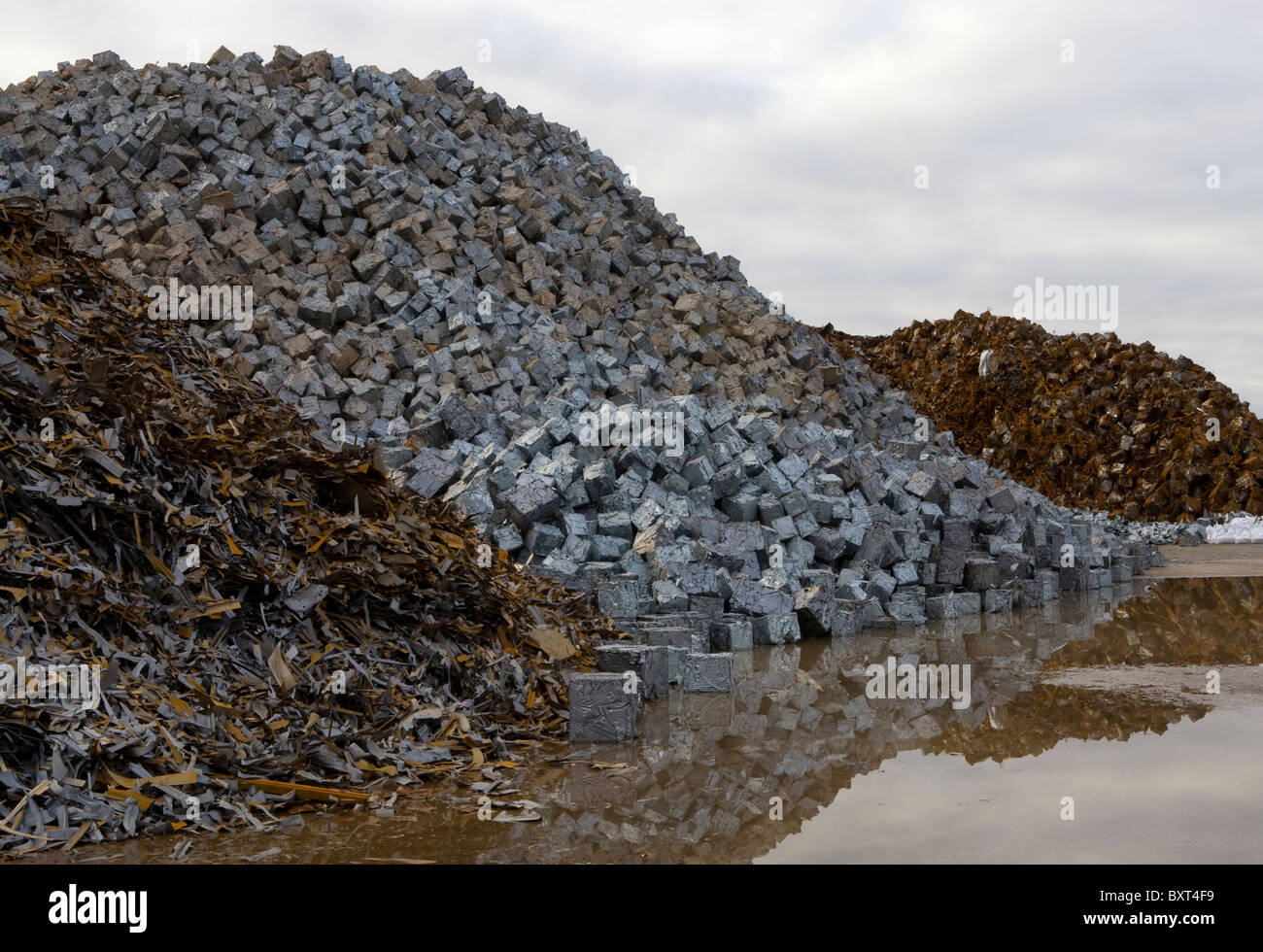 Schrotthändler Metall   Schrott und geborgen Metall für Recycling  -Metallen und Materialien und Ausrüstung, Liverpool, Merseyside, UK Stockfoto