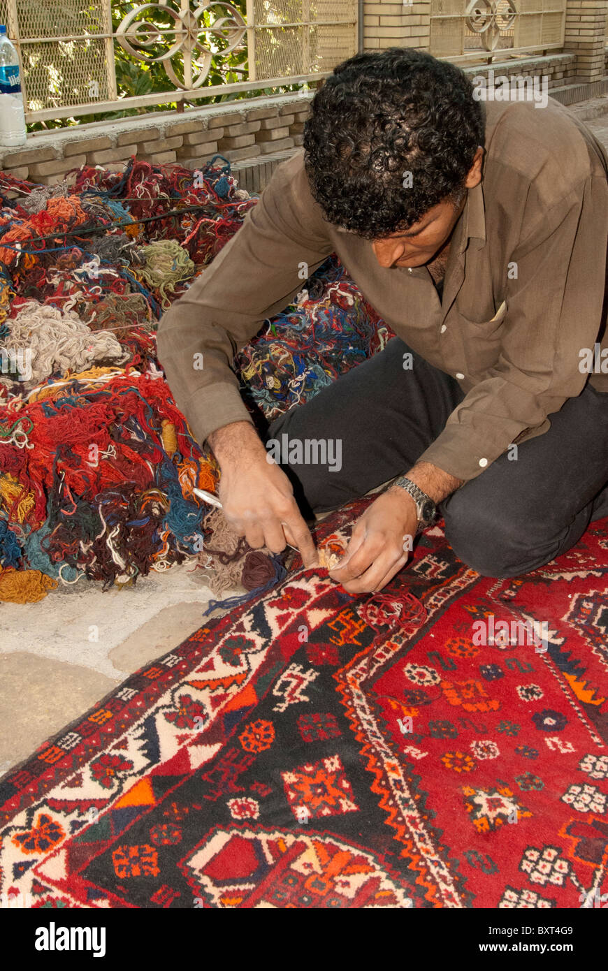 Weaver Reparaturen Perserteppich Stockfoto