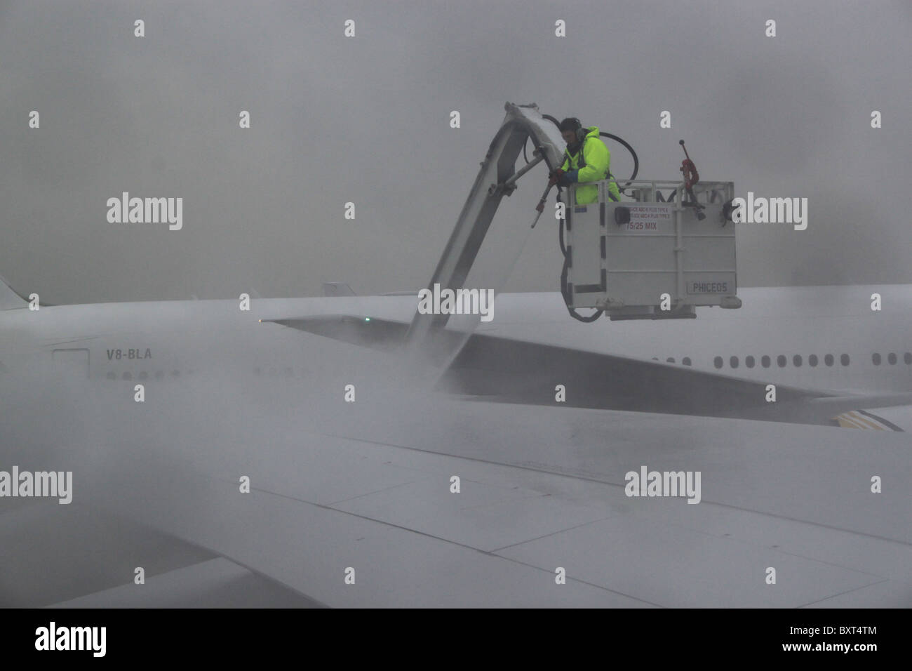 Enteisung ein Flugzeug am Flughafen Heathrow Stockfoto