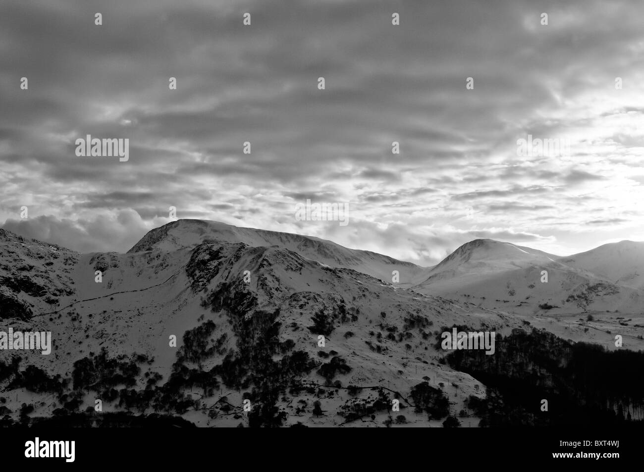 Der Snowdon-massiv aus dem Schiefer Dinorwic-Steinbruch in schwarz / weiß Stockfoto