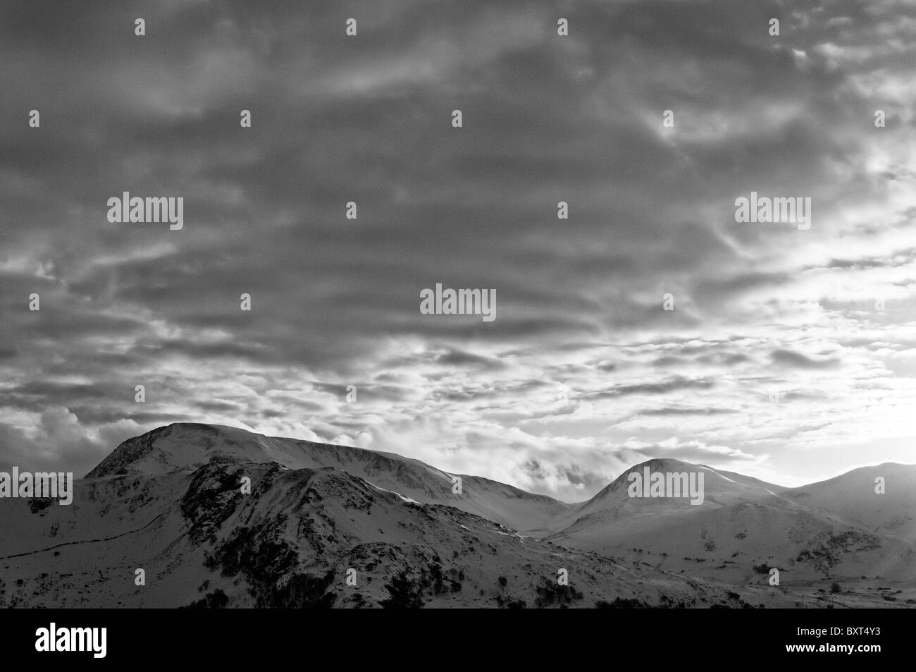 Der Snowdon-massiv aus dem Schiefer Dinorwic-Steinbruch in schwarz / weiß Stockfoto